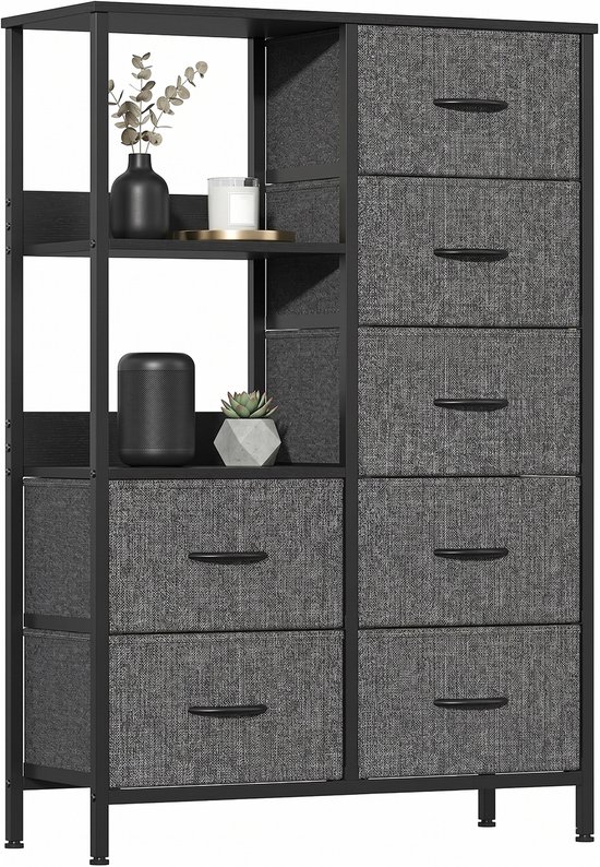Donkergrijze stoffen ladekast met 7 lades en 2 open planken, met decoraties op de planken.