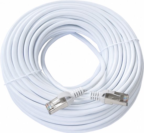 Opgerolde witte CAT8 internetkabel met metalen RJ45 connectoren.
