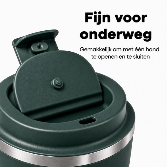 Donkergroene thermosbeker met opklapbaar deksel. Tekst: Fijn voor onderweg. Gemakkelijk om met één hand te openen en te sluiten.