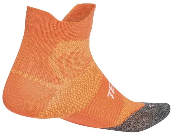 Oranje Terrex sportsokken met donkergrijze versteviging bij de hiel en textuurpatroon. Logo 'TERREX' op de zijkant.