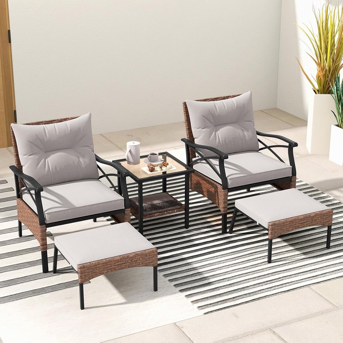 Luxe Porto Flex 5-Delige Rattan Tuinloungeset met 2 Stoelen, 2 Hockers en 2-Trede Bijzettafel – Multifunctionele Balkon- en Terrasset met Kussens – Weerbestendige Polyrotan Set voor 2–4 Personen