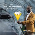 Man met sleutel en auto, Varta CR2032 batterijen met 'Test Our Best Performing CR2032 Ever'.