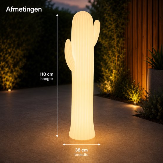 Een 110cm hoge, 38cm brede witte cactuslamp in een tuin.