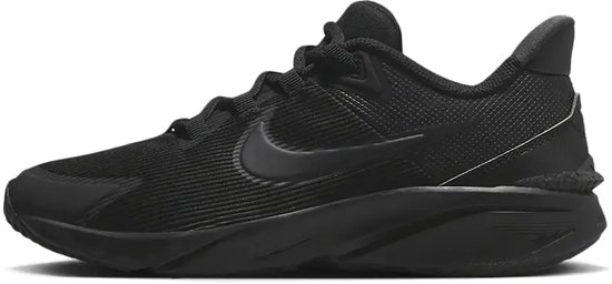 Zwarte Nike Star Runner 4 hardloopschoen, zijaanzicht.