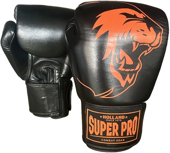Zwarte bokshandschoenen met oranje leeuwenkop en "Super Pro Holland Since 1978" logo.