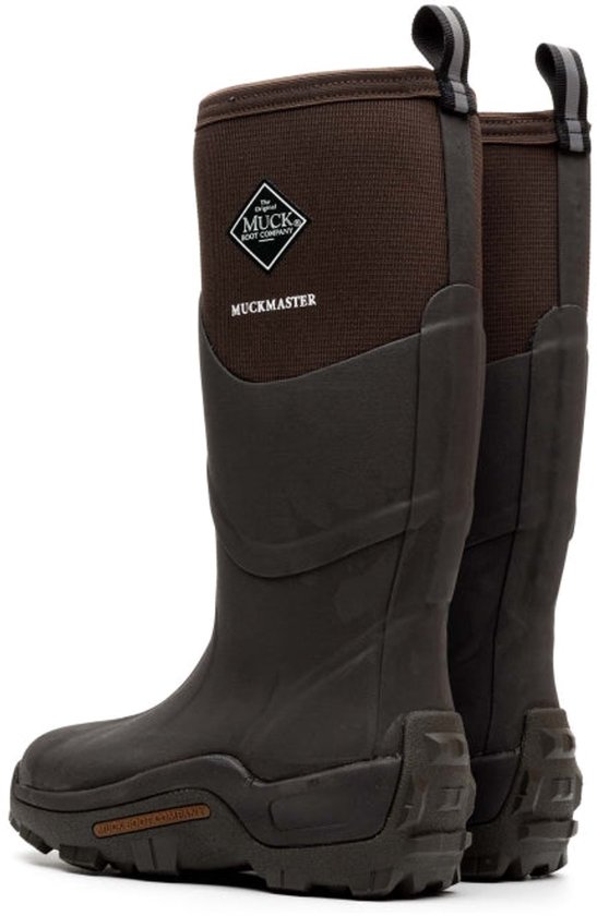 Paar bruine Muck Boot Muckmaster laarzen, achterkant met stoffen bovenkant.