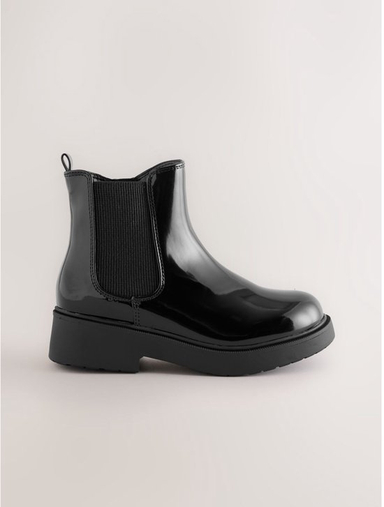 Zwarte lakleren Chelsea-laars voor meisjes met een dikke, grove zool en elastisch paneel.