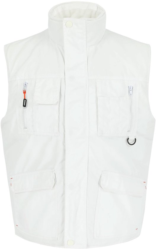 Wit bodywarmer met hoge kraag, vier zakken op de voorkant: twee met klep en twee met rits. Rode stiksels.