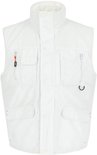 Wit bodywarmer met hoge kraag, vier zakken op de voorkant: twee met klep en twee met rits. Rode stiksels.