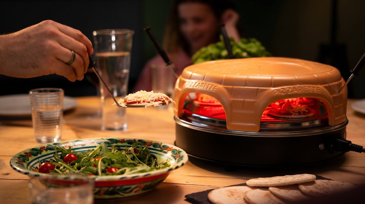 Emerio Pizzarette Origineel - 6 Persoons Pizza Oven - Handgemaakte Terracotta Koepel - 6 Geïsoleerde Bakspatels - RVS Bakplaat - Gourmetstel - PO-115848.1 1500W – foto 8