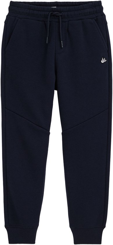 Donkerblauwe joggingbroek met trekkoord en klein logo linksboven.