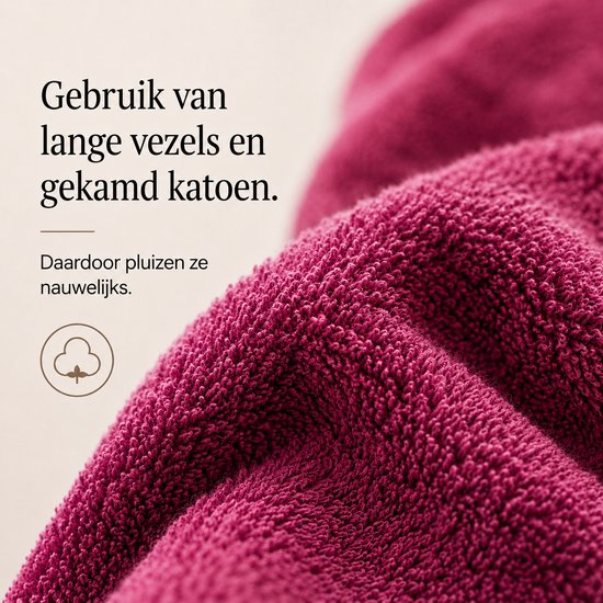 Detail van fuchsia badmat van lange vezels en gekamd katoen, pluist nauwelijks.