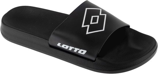 Zwarte Lotto slipper met wit logo en tekst 'LOTTO' op de band, schuin van voren gezien.