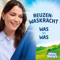 Lachende vrouw in een blauw overhemd, met witte stralen op de achtergrond.