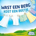 Witte wasgoed hangend aan een waslijn, met de tekst 'Wast een berg, kost een beetje'.