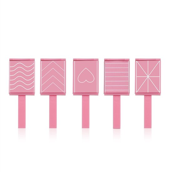 Vijf roze nagelart magneten met patronen: golven, chevron, hart, lijnen, raster.