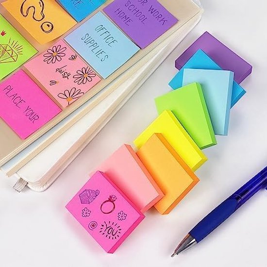 Kleurrijke memoblaadjes in een notitieboekje, met tekst en afbeeldingen van diamanten en bloemen.
