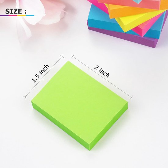 Groen memoblaadje met afmetingen 1,5 x 2 inch.
