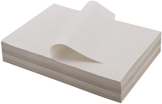 Stapel wit krantenpapier met één vel dat omhoog krult.