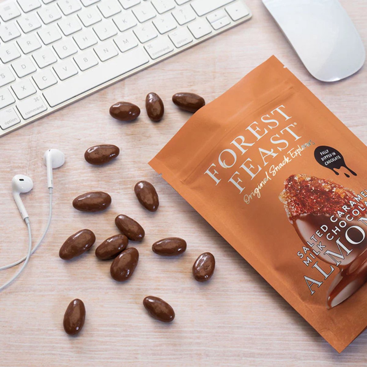 Forest Feast amandelen omhuld met melkchocolade en gezouten karamel, 120 g