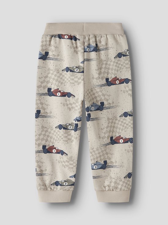 Beige joggingbroek met raceauto's en ruitjesprint. Raceauto's in rood, blauw en grijs.