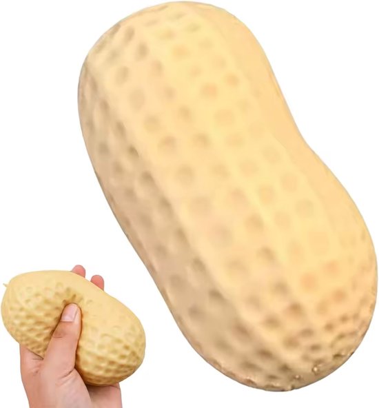 Grote, beige pinda squishy speelbal met textuur, in een hand. Kleine pinda squishy erbij.