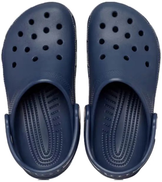 Deux Crocs Clogs bleu marine, vues de dessus, sur fond blanc.