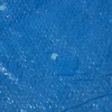 Blauw sterkzeil met waterdruppels en kleine lichte cirkels.