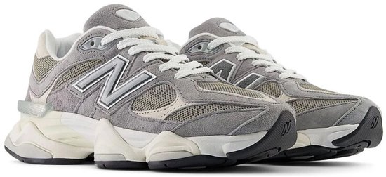 Grijze New Balance 9060 sneakers met witte veters, beige accenten en een dikke zool.