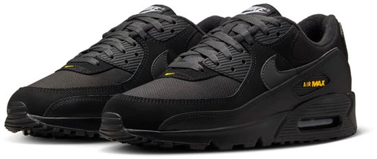 Zwarte Nike Air Max 90 sneakers met gele details en veters.
