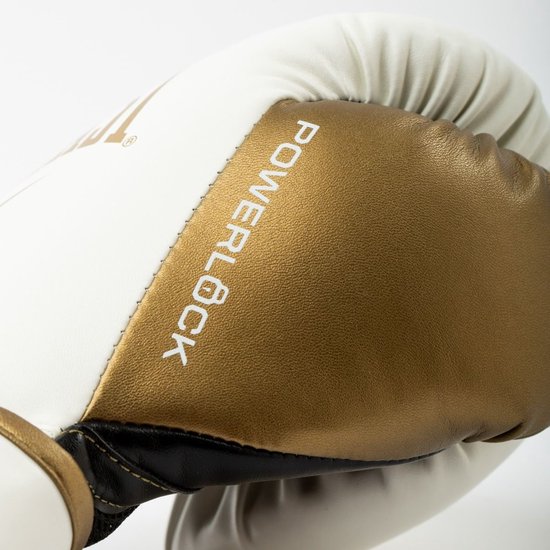 Sluiting van witte Everlast bokshandschoen met gouden Powerlock-tekst op een gouden achtergrond.