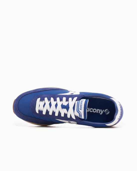 Overzicht van een blauwe Saucony sneaker met witte veters en witte logo's.