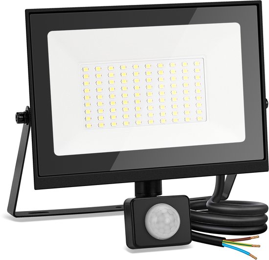 Zwarte Aigostar LED floodlight met verstelbare beugel en bewegingssensor, inclusief drie draden voor aansluiting.