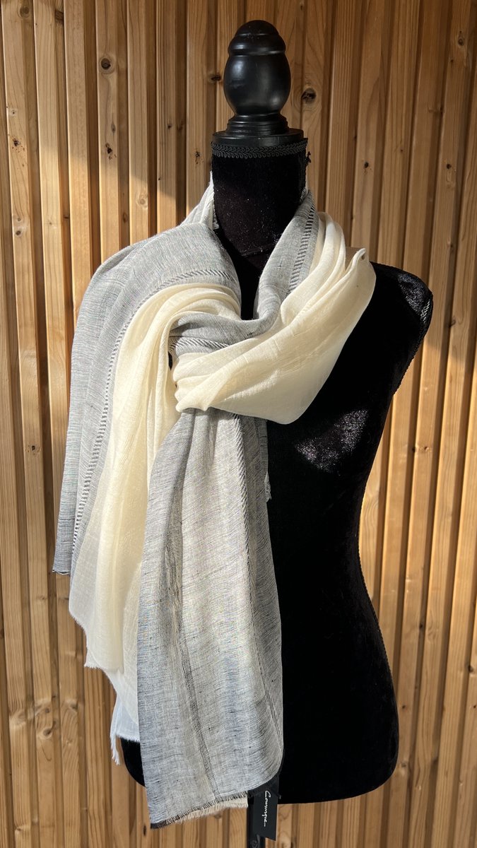 Zachte sjaal van linnenmix in off white/zwart streep patroon