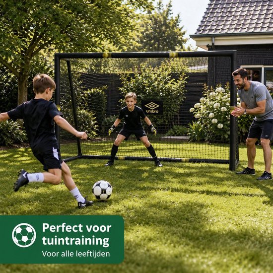 Zwart Umbro voetbaldoel met gele accenten, kinderen trainen buiten.