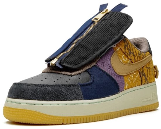 Nike Air Force 1 Low Travis Scott sneaker met patchwork van stoffen in geel, paars, blauw en grijs. De schoen heeft een rits over de veters.