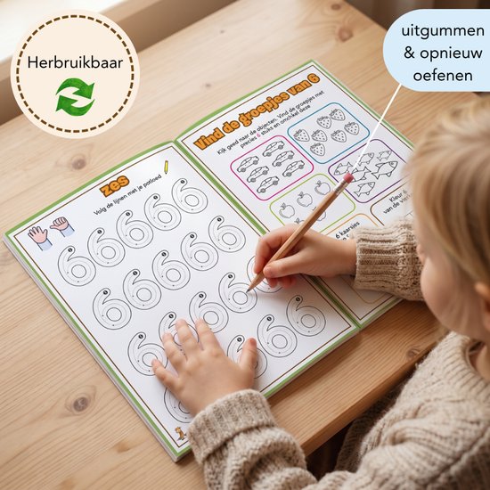 Open werkboek met de letter '6' in een oefening, en 'vind de groepjes van 6' met auto's en aardbeien. Cirkelvormige sticker met 'Herbruikbaar'.