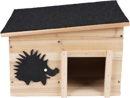 Maisonnette en bois pour hérisson avec toit noir, hérisson décoratif, et une ouverture claire sur le devant.