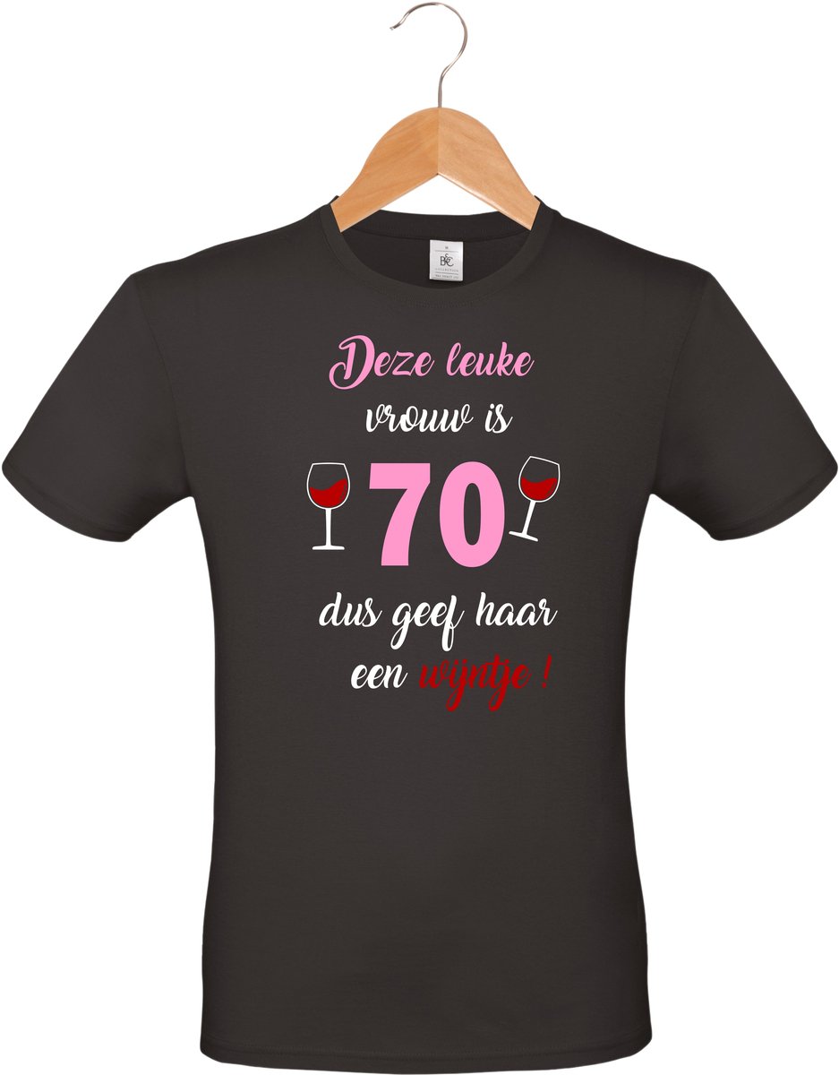 mijncadeautje - T-shirt unisex - zwart - verjaardag - feestje - cadeautje - Deze leuke vrouw is 70, dus geef haar een wijntje - maat M