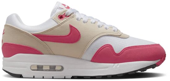 Witte Nike sneaker met roze Swoosh, roze en beige overlays, roze mudguard en zichtbare Air unit.