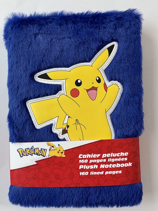 Carnet bleu pelucheux avec un grand Pikachu jaune sur la couverture. La bande indique 'Plush Notebook'.