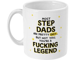 Cadeau voor Stiefvader – Stiefpapa Mok 330 ml – "Most Step Dads Are Pretty Shit But Not You, You're A Fucking Legend" – Grappige Koffiemok – Keramiek