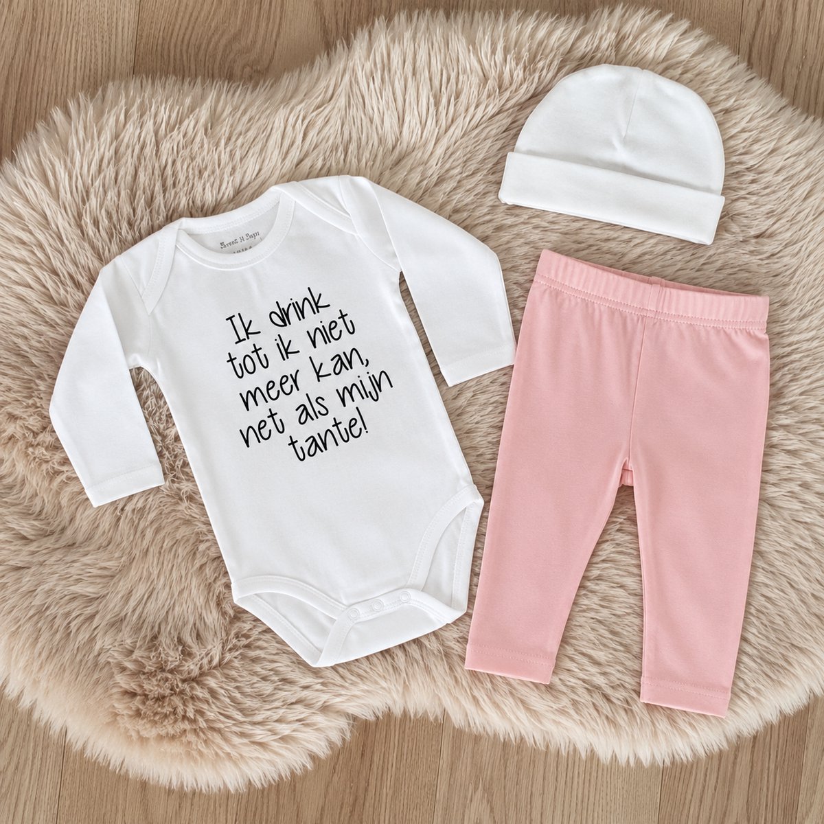 Baby cadeau geboorte Meisjes Setje 3-delig newborn | maat 62-68 | roze mutsje beertje roze broekje streep en roze romper lange mouw met tekst zwart ik drink tot ik niet meer kan net als mijn tante flesje | Bodysuit | Huispakje | Kraamkado | Gift Set