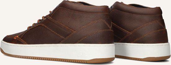Zijkant en achterkant van bruine leren mid-top sneakers. Witte zolen met HUB-opschrift.