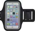 Zwarte sportarmband met transparant venster en een sleutelhouder aan de zijkant. De telefoon is in de armband geplaatst.