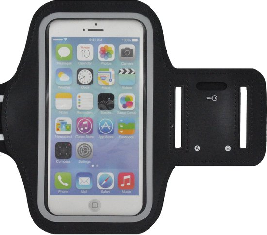 Zwarte sportarmband met transparant venster en een sleutelhouder aan de zijkant. De telefoon is in de armband geplaatst.