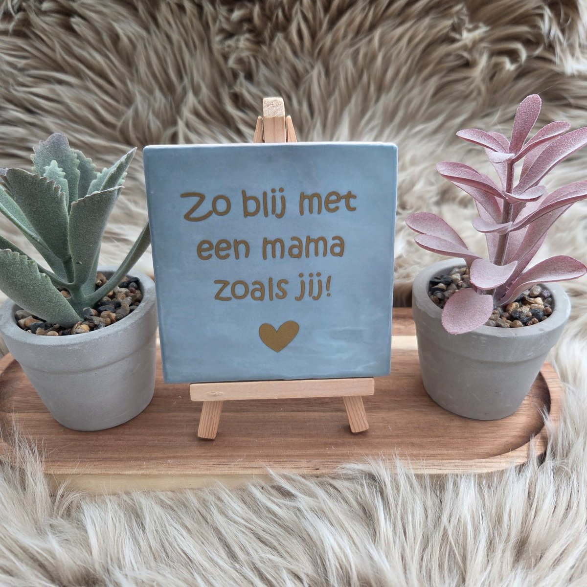 CreaCraft Robuust Wenstegeltje – Zo Blij met een Mama zoals Jij – 10x10 cm – Lief Cadeau voor Moederdag, Mama's Verjaardag of Zomaar voor Mama – Wanddecoratie – Trendy nu – Speels lettertype – Decoratief Tegeltje met Standaard – Cadeau Idee Lichtblauw/Goud