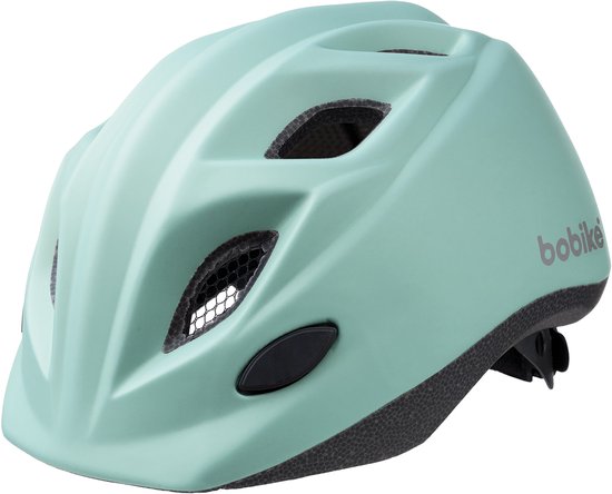 Lichtgroene kinderfietshelm van Bobike met ventilatieopeningen en verstelbare kinband, zijaanzicht.