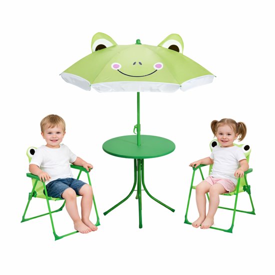 Kinderen zitten aan een groene kikker-tuinset met parasol op witte achtergrond.
