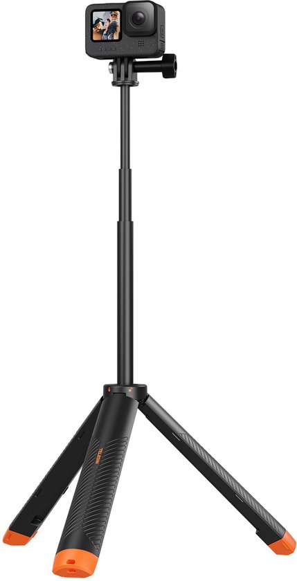 Zwarte action cam selfie stick met oranje poten, omgevormd tot een statief, met action cam bovenop.